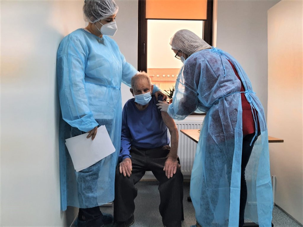 Moment EMOȚIONANT la un centru de vaccinare! Un veteran de război s-a imunizat la 104 ani