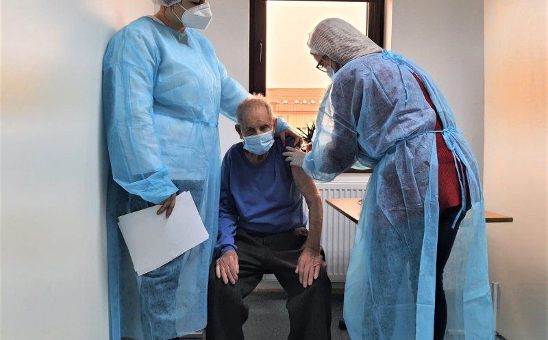 Moment EMOȚIONANT la un centru de vaccinare! Un veteran de război s-a imunizat la 104 ani