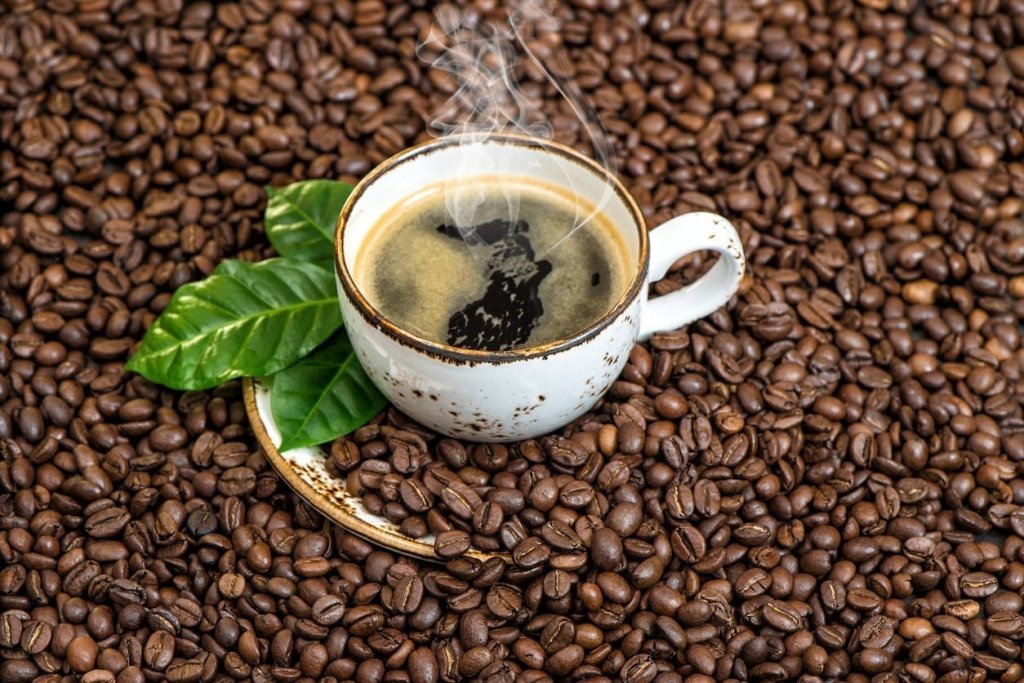 Nu concepem să ne începem ziua fără o ceașcă de cafea aburindă. Dar când e mai bine să o bem – înainte, sau după micul dejun?