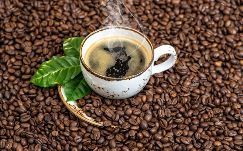 Nu concepem să ne începem ziua fără o ceașcă de cafea aburindă. Dar când e mai bine să o bem – înainte, sau după micul dejun?