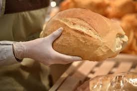 Poți lua COVID de pe pâinea neambalată? Răspunsul ANSVSA
