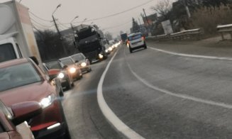 Cozi de mașini cât vezi cu ochii lângă Dej, din cauza unei bariere defecte