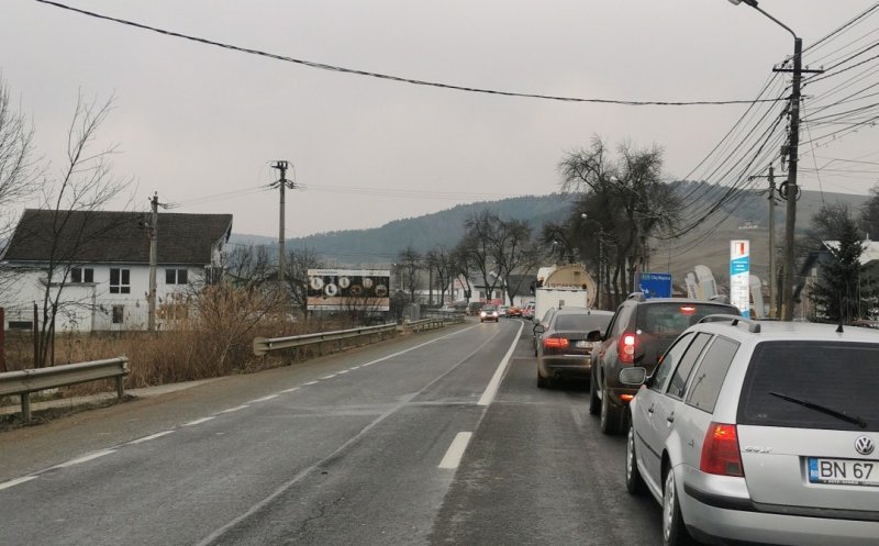 Cozi de mașini cât vezi cu ochii lângă Dej, din cauza unei bariere defecte
