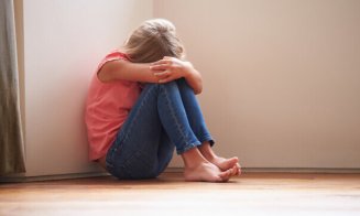 Copilărie frântă! O fată de 13 ani, abuzată sexual de ambii părinți