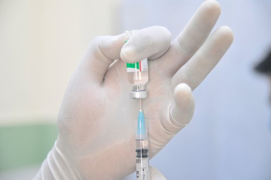 Marea Britanie începe programul în care infectează persoane sănătoase cu coronavirus. Scopul studiului