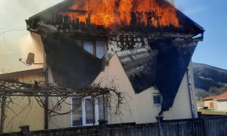 O gospodărie din Cluj s-a făcut scrum. Pompierii s-au luptat peste 3 ore cu flăcările