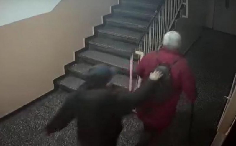 O bătrână a fost tâlhărită de doi bărbați în scara unui bloc. Ce i-au făcut femeii
