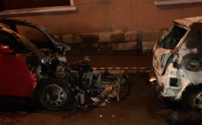 Maşini incendiate intenţionat în plină stradă în Cluj. Poliţia face investigații pentru identificarea autorului