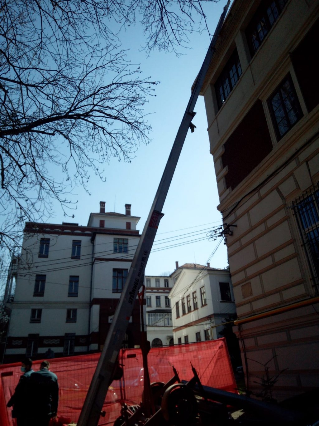 Muncitori căzuți de la înălțime, de pe clădirea Facultății de Geografie