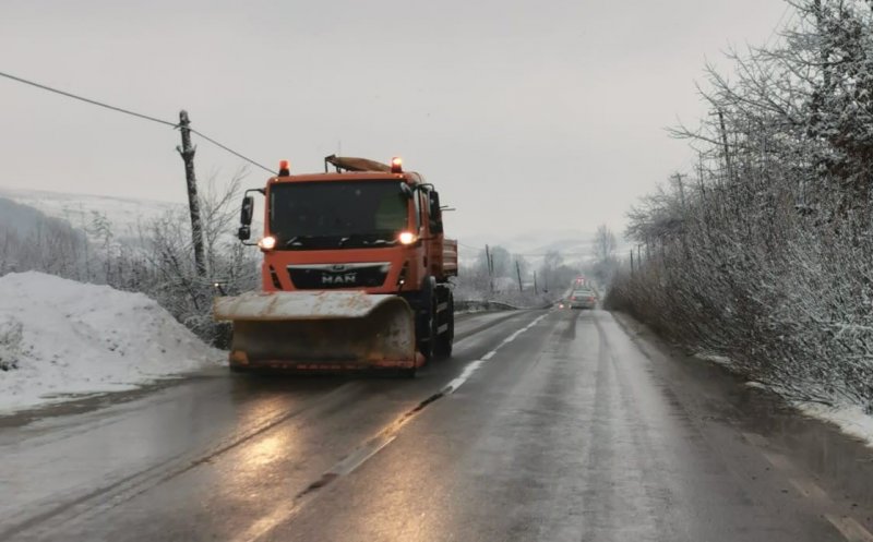 Polei pe unele drumuri din județul Cluj. S-a intervenit cu mai multe utilaje