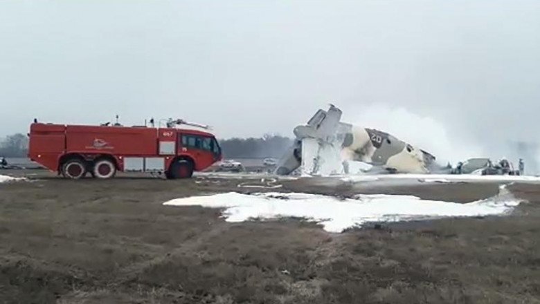Un avion militar s-a prăbușit. Autoritățile spun că există supraviețuitori