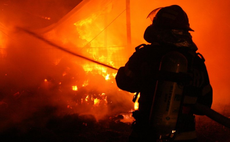 Intervenție a pompierilor. Subsolul unei case din Câmpia Turzii a luat foc