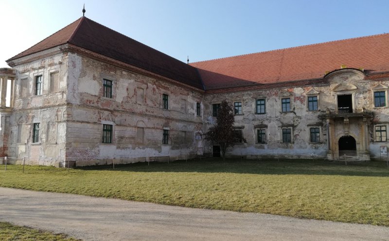 Ferestre pe Castelul Banffy, după aproape 80 de ani!