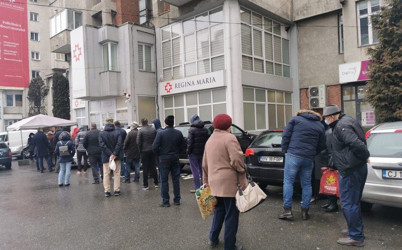 Vaccinare Cluj-Napoca. "30 de persoane la coadă, afară în frig şi ploaie. Toţi sunt programaţi"