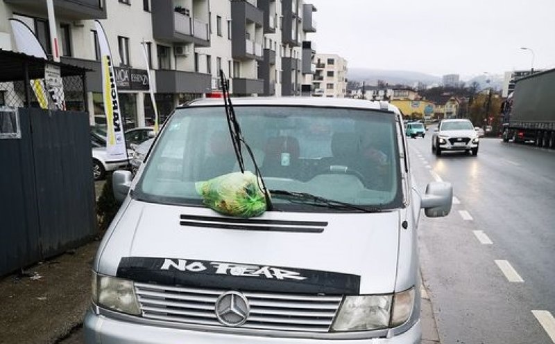 Atenţie pe unde parcaţi! În Floreşti primiţi "cadou" o pungă de gunoi pe parbriz