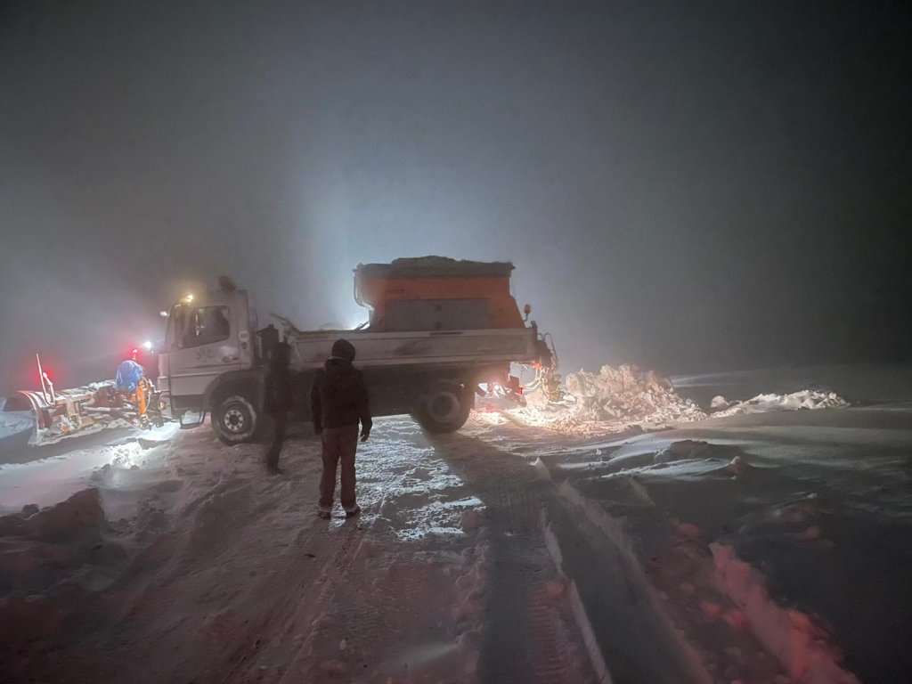 Iarnă în toată regula în zona de munte din Cluj. Voluntarii Rescue 4x4 au avut program încărcat