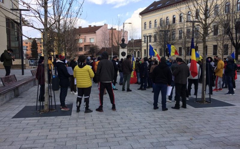 Protest AUR față de măsurile autorităților, în fața Prefecturii Cluj: „Jos masca, jos dictatura!” /  Liderul George Simion este prezent