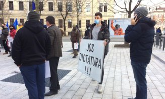 Protest AUR față de măsurile autorităților, în fața Prefecturii Cluj: „Jos masca, jos dictatura!” /  Liderul George Simion este prezent