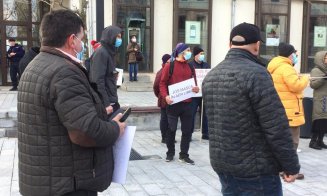 Protest AUR față de măsurile autorităților, în fața Prefecturii Cluj: „Jos masca, jos dictatura!” /  Liderul George Simion este prezent