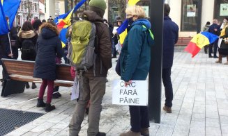 Protest AUR față de măsurile autorităților, în fața Prefecturii Cluj: „Jos masca, jos dictatura!” /  Liderul George Simion este prezent