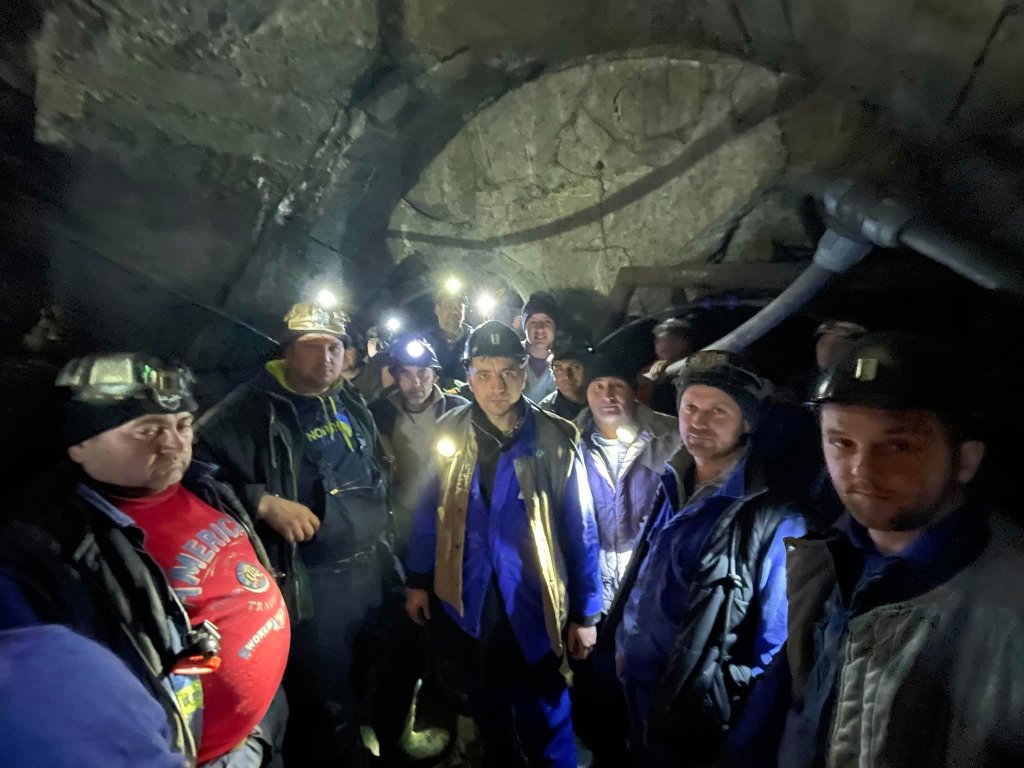 De la Cluj, direct în mină. Liderul AUR, George Simion, a coborât în subteran la minerii „trimişi de director la sparanghel, în Germania”