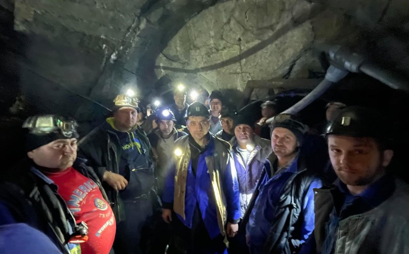 De la Cluj, direct în mină. Liderul AUR, George Simion, a coborât în subteran la minerii „trimişi de director la sparanghel, în Germania”