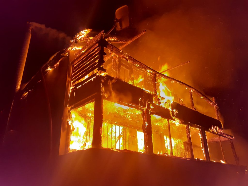 O femeie a murit într-un incendiu astă noapte la Cluj. Pompierii s-au luptat trei ore cu flăcările