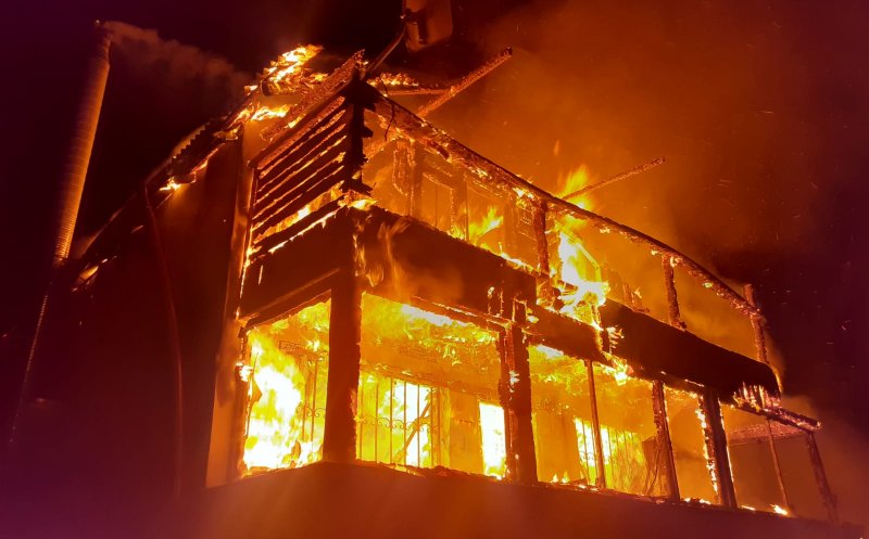 O femeie a murit într-un incendiu astă noapte la Cluj. Pompierii s-au luptat trei ore cu flăcările