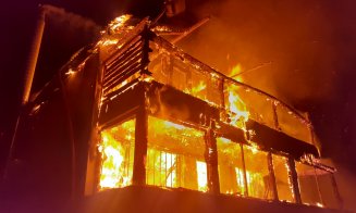 O femeie a murit într-un incendiu astă noapte la Cluj. Pompierii s-au luptat trei ore cu flăcările