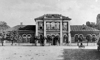Piaţa Mihai Viteazul la intersecţia cu strada Croitorilor. Clădirea a fost demolată