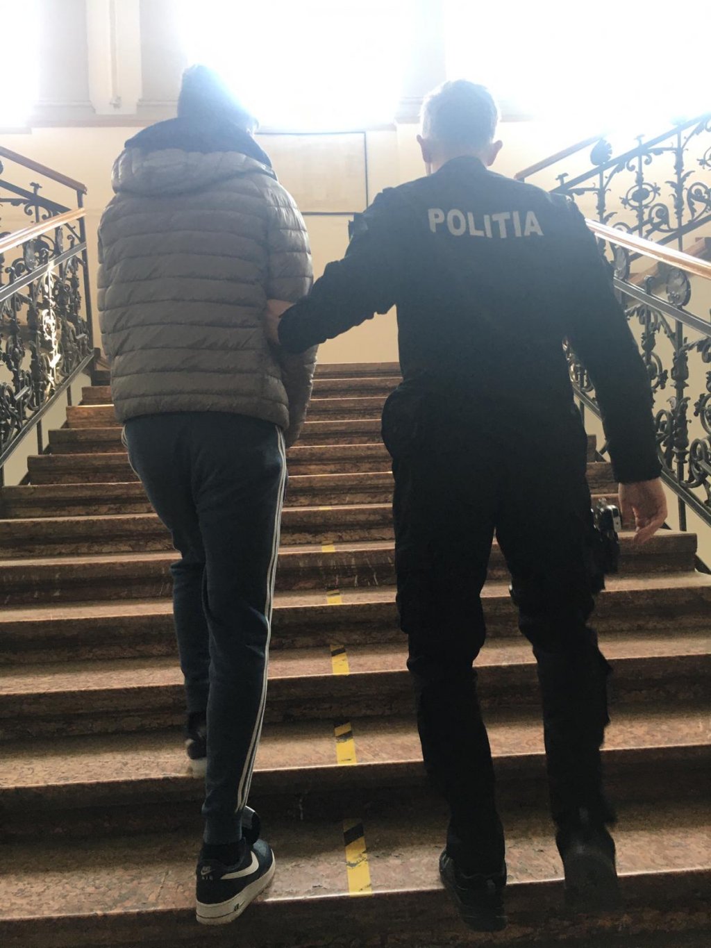 Noi țepe online! Cum făceau bani doi tineri care "vindeau" console de jocuri
