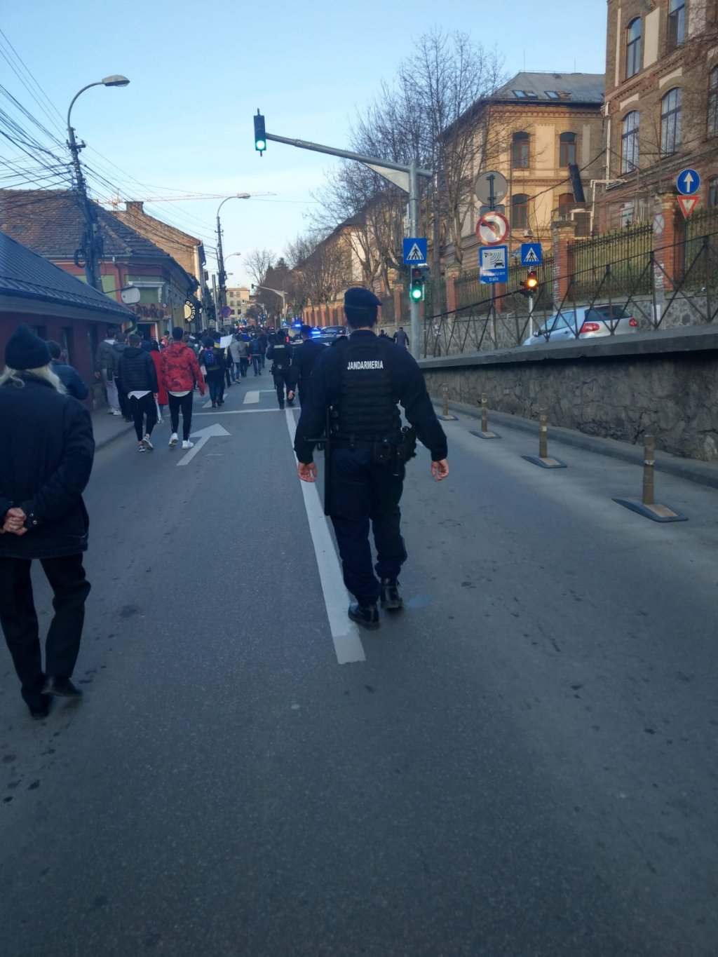 63 de amenzi după protetele împotriva măsurilor COVID de la Cluj. Un protestatar, prins cu un cuțit