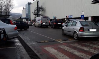 Nebunie în marile magazine la Cluj. Traficul în Auchan, blocat de noile restricții