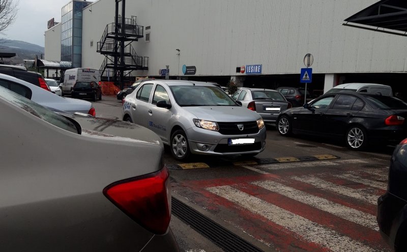 Nebunie în marile magazine la Cluj. Traficul în Auchan, blocat de noile restricții