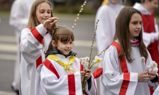 Szeretetben es egeszsegben toltott, aldott Husvetot kivanunk! Paște fericit alături de cei dragi!