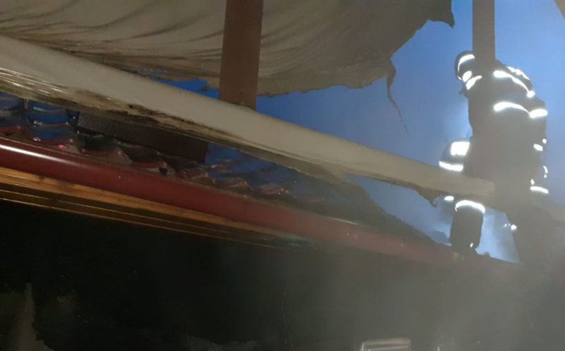 Cabană în flăcări la Măguri Răcătău. Intervenția a durat patru ore