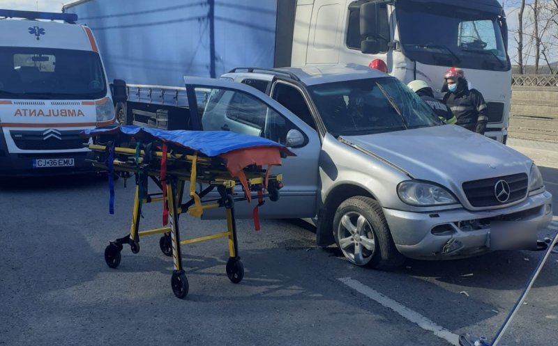 Cluj: Bărbat a rămas încarcerat după ce mașina în care se afla a fost izbită de un TIR