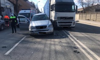 Accident Cluj: Bărbat rămas încarcerat după un impact cu un TIR