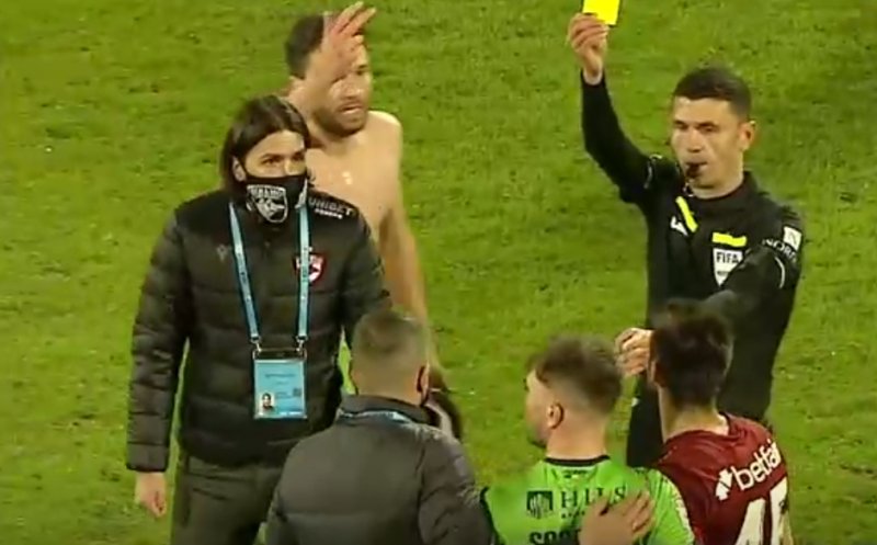 Conflict pe gazon, după CFR Cluj - Dinamo, unde a plouat cu cartonaşe roşii şi galbene. Chiar şi după ultimul fluier al arbitrului