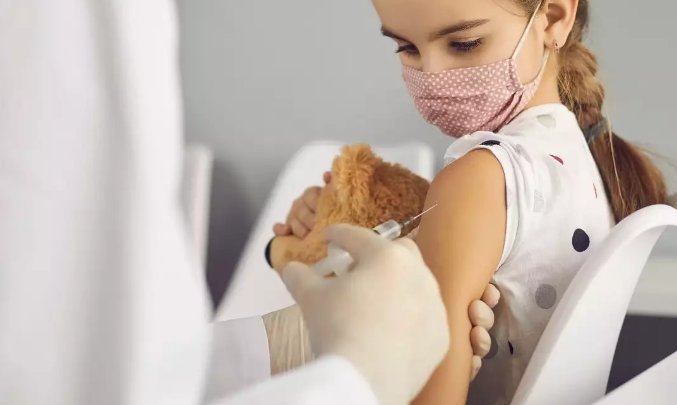 Oxford opreşte testarea vaccinului AstraZeneca pe copii şi adolescenţi. Se vrea lămurită legătura între ser și cheagurile de sânge