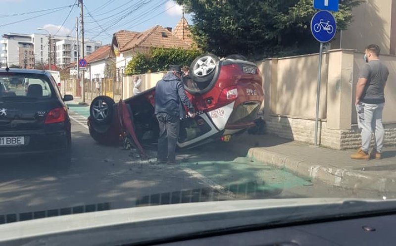 Accident în Gheorgheni. Un taxi a ajuns cu roțile-n sus/ Pasagerul a ajuns la spital