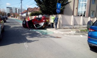 Accident în Gheorgheni. Un taxi a ajuns cu roțile-n sus
