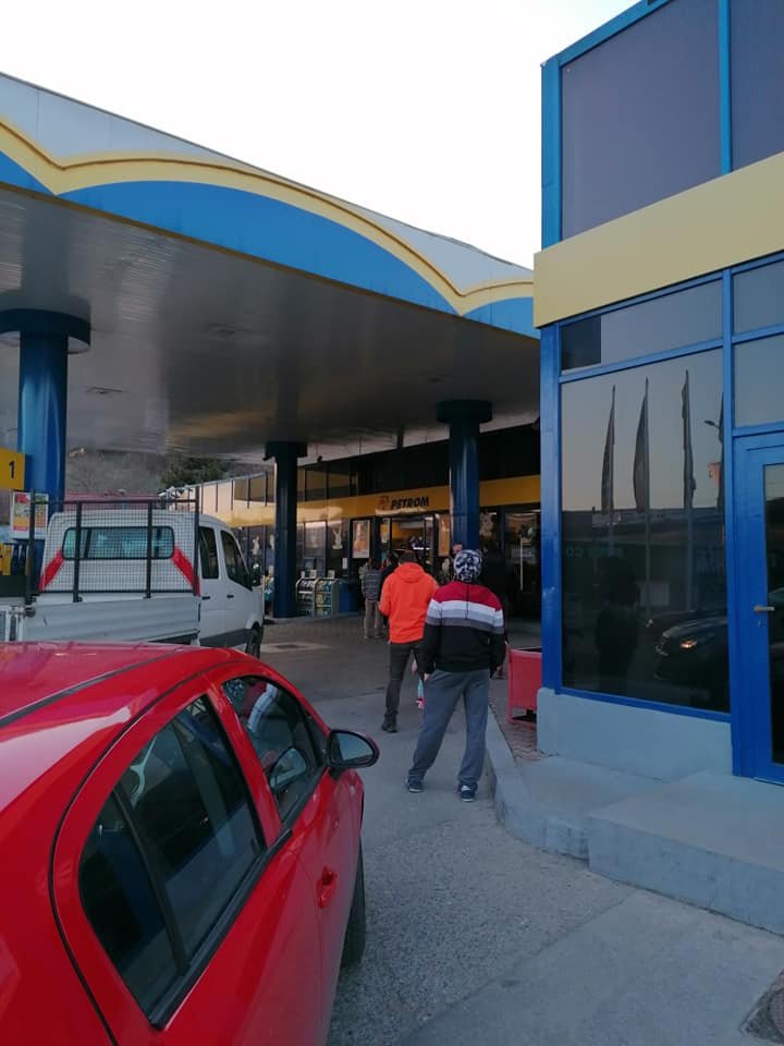 Benzinăriile din Cluj, luate cu asalt: „O noua zi de vineri, noi cozi la “ALIMENTARA”. Noroc ca nu alimenteaza nimeni”