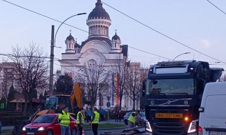 Nervii clujenilor puşi la încercare de hărnicia celor care spală străzile sau lansează tramvaie pe şine chiar înainte de ora 20