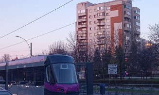 Nervii clujenilor puşi la încercare de hărnicia celor care spală străzile sau lansează tramvaie pe şine chiar înainte de ora 20