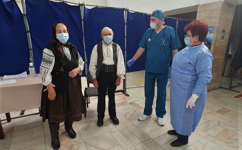 Vaccinarea, motiv pentru doi ardeleni să îmbrace straiele de sărbătoare