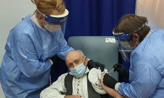 Vaccinarea, motiv pentru doi ardeleni să îmbrace straiele de sărbătoare