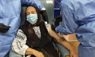 Vaccinarea, motiv pentru doi ardeleni să îmbrace straiele de sărbătoare