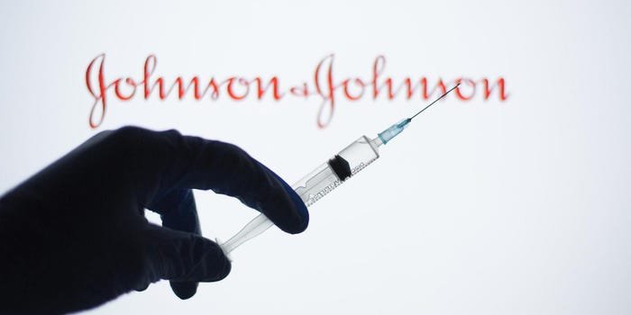 Vaccinul Johnson&Johnson nu va ajunge azi în România. Șase femei vaccinate au dezvoltat cheaguri de sânge