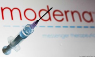 Moderna ia în calcul administrarea unei a treia doze de vaccin în acest an